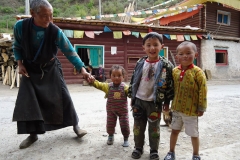 Neugierige Kinder am Wegrand. Neugierige Kinder am Wegrand.