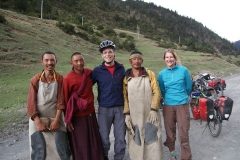 Pilger auf dem Weg nach Lhasa. Alle paar Schritte eine Niederwerfung zu Boden. Hut ab vor dieser Leistung... Pilger auf dem Weg nach Lhasa. Alle paar Schritte eine Niederwerfung zu Boden. Hut ab vor dieser Leistung...