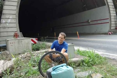 Plattfuss. Ausgerechnet im 3km Tunnel. Zum Glück war das Ende schon fast erreicht. Plattfuss. Ausgerechnet im 3km Tunnel. Zum Glück war das Ende schon fast erreicht.