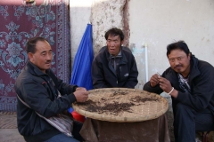 Duzende von Tibetern verkaufen die teure tibetischen Wurzeln