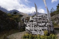 Statt Maniwaenden gibts im Khumbu riesige Manisteine