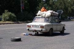 Reifenwechsel mitten auf der Strasse. Zentralasien ist das Land der Oldtimer!