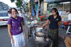 Burmesischer Crepe-Stand. Die Burmesischen Frauen haben eine Art traditionelles Make-Up / Sonnenschutz das sie sich auf die Backen streichen.