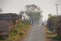 Durch kleine laotische Dörfer