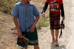 Mit Tauchermaske und Miniharpune sind die Jungs unterwegs zum Dorfbach. Jagt auf kleine Fische ist Wochenendbeschäftigung