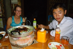 Laotisches BBQ mit unserem neuen Freund der uns später in seine Sprachschule abschleppt...