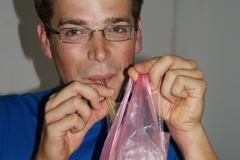 Asiatischer Becherersatz. Zuckerrohrsaft aus dem Plastiksack.