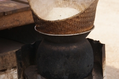 Über Nacht wird der Reis im Wasser eingelegt, dann eine halbe Stunde im Dampf gegart und fertig ist das Grundlebensmittel der Laoten - Stickyrice.