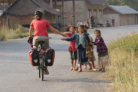 "High-Five" ist der Renner unter laotischen Kindern