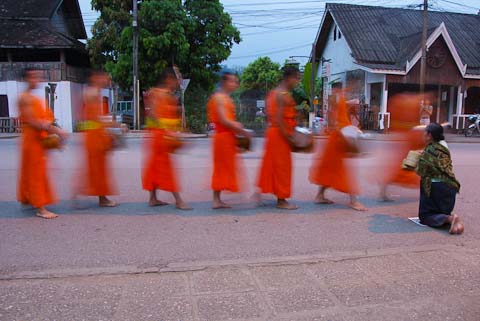 Mönche auf morgendlichem Almosengang