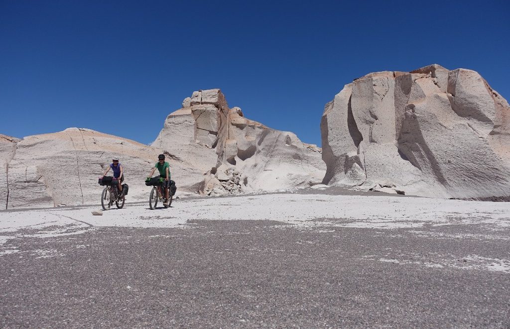 Faszinierende Felsformationen in Piedra Pomez und nasse Fuesse auf dem Weg nach Fiambala